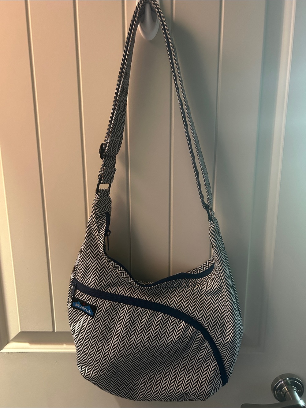 Kavu Black & White Herringbone Crossbody Shoulder Bag